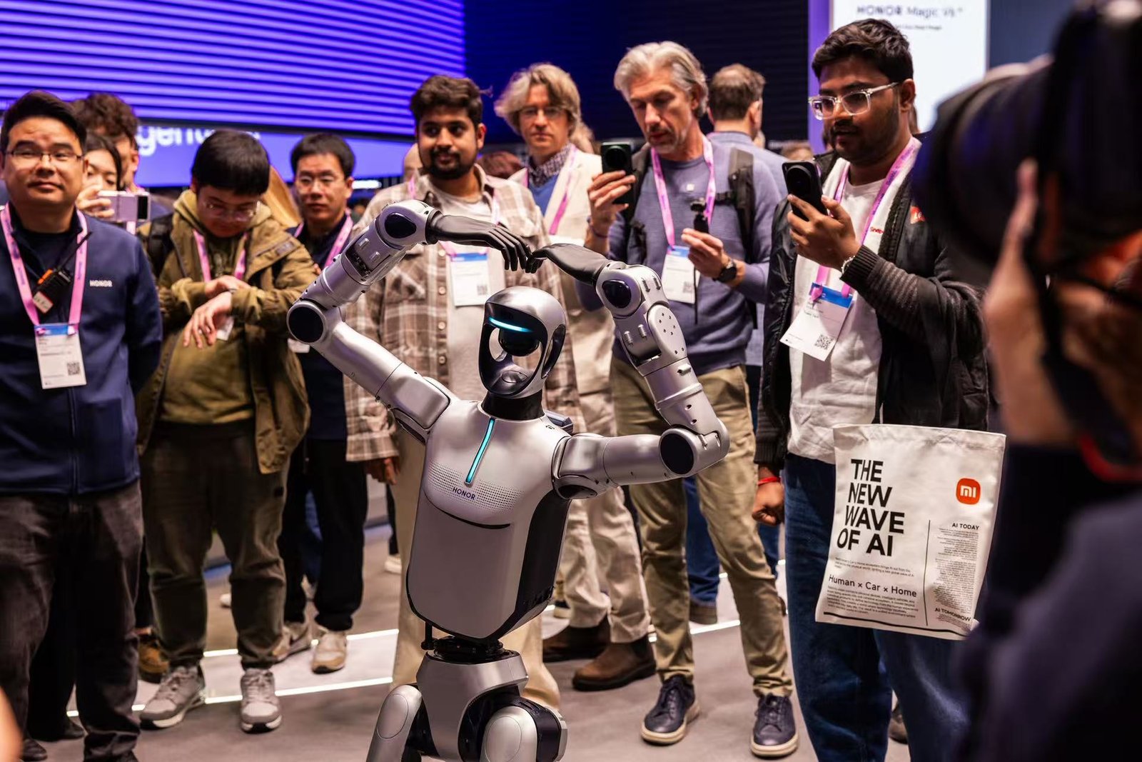 HONOR lleva la IA del teléfono al mundo físico con su primer robot ...
